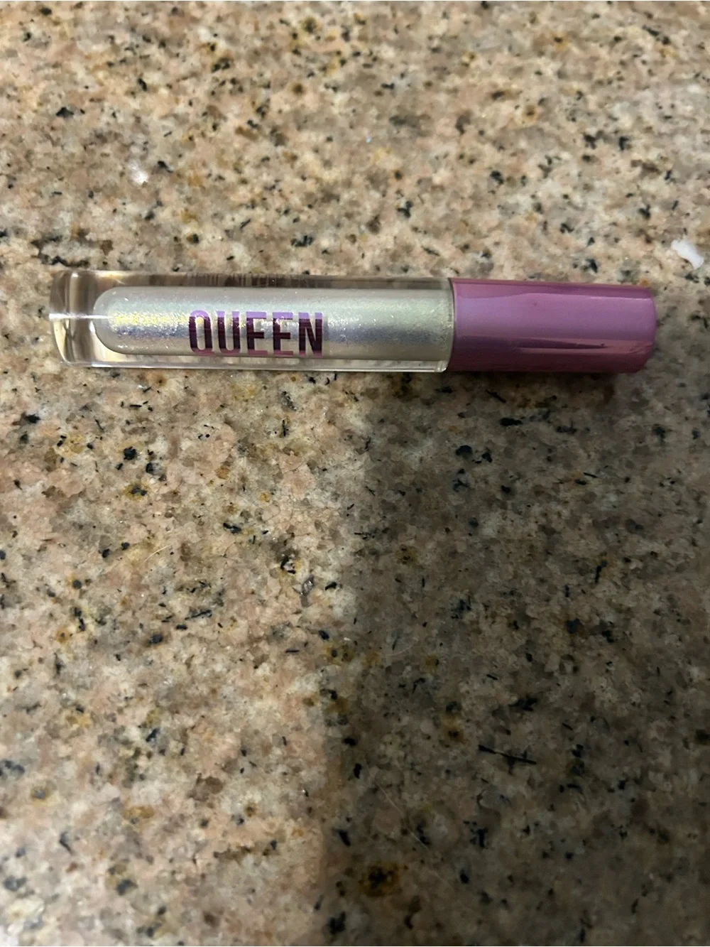 Que Iridescent Lip Gloss with Pink Cap